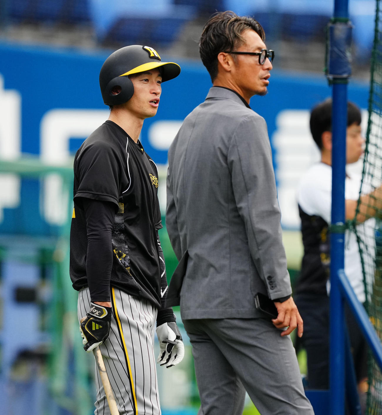 DeNA対阪神　試合前、鳥谷氏（右）と言葉を交わす阪神近本（撮影・垰建太）