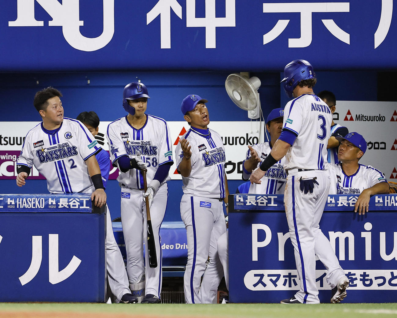 DeNA対阪神　7回裏DeNA2死一、三塁、林の左前に適時打で生還したオースティンを出迎える三浦監督（中央）（撮影・藤尾明華）