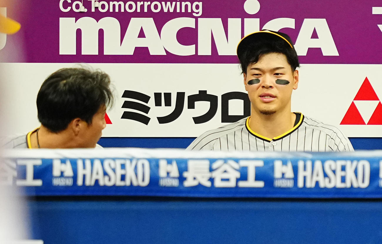 DeNA対阪神　1回裏を終え厳しい表情で木浪（左）と言葉を交わす阪神佐藤輝（撮影・垰建太）