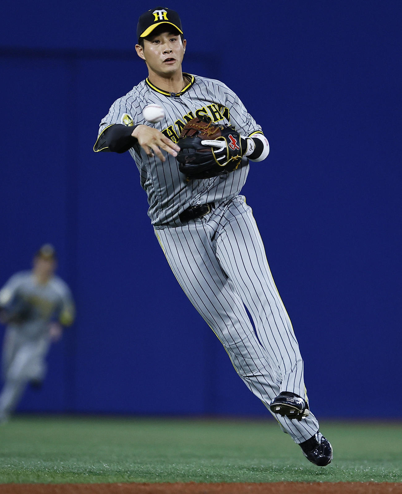 DeNA対阪神　1回裏DeNA2死一、二塁、牧の遊撃内野安打の打球を三塁へ送球する木浪（撮影・藤尾明華）