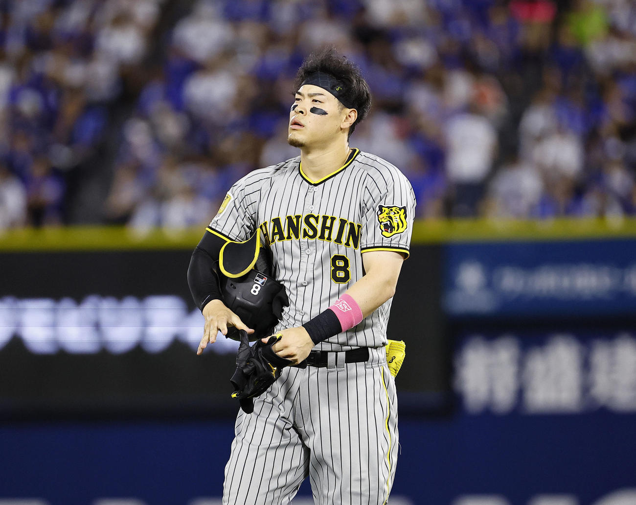 DeNA対阪神　3回表阪神1死一塁、二ゴロ併殺に倒れた佐藤輝（撮影・藤尾明華）