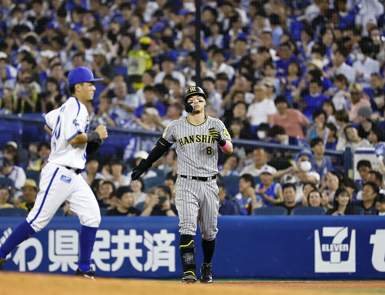 DeNA対阪神　3回表阪神1死一塁、二ゴロ併殺に倒れた佐藤輝（右）（撮影・藤尾明華）