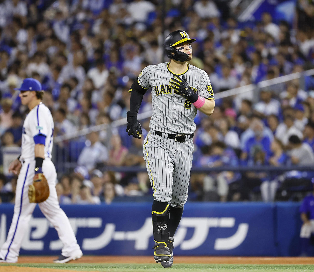 DeNA対阪神　7回表阪神1死二塁、遊飛に倒れた佐藤輝（撮影・藤尾明華）