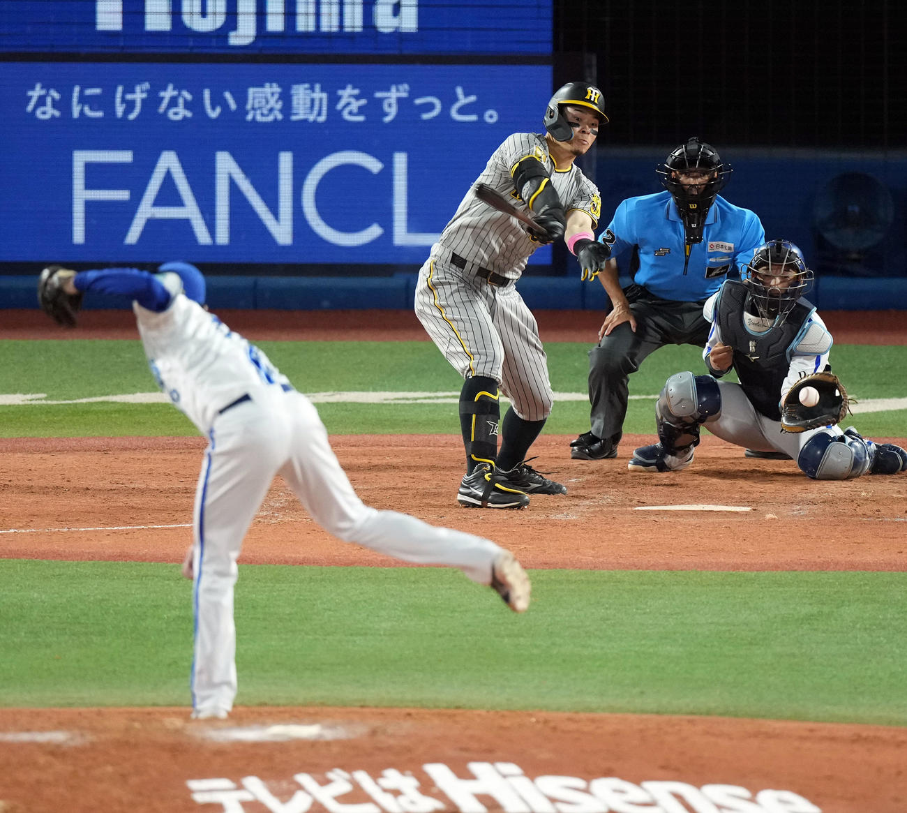 DeNA対阪神　5回表阪神2死、空振り三振に倒れる佐佐藤輝。投手大貫（撮影・たえ見朱実）