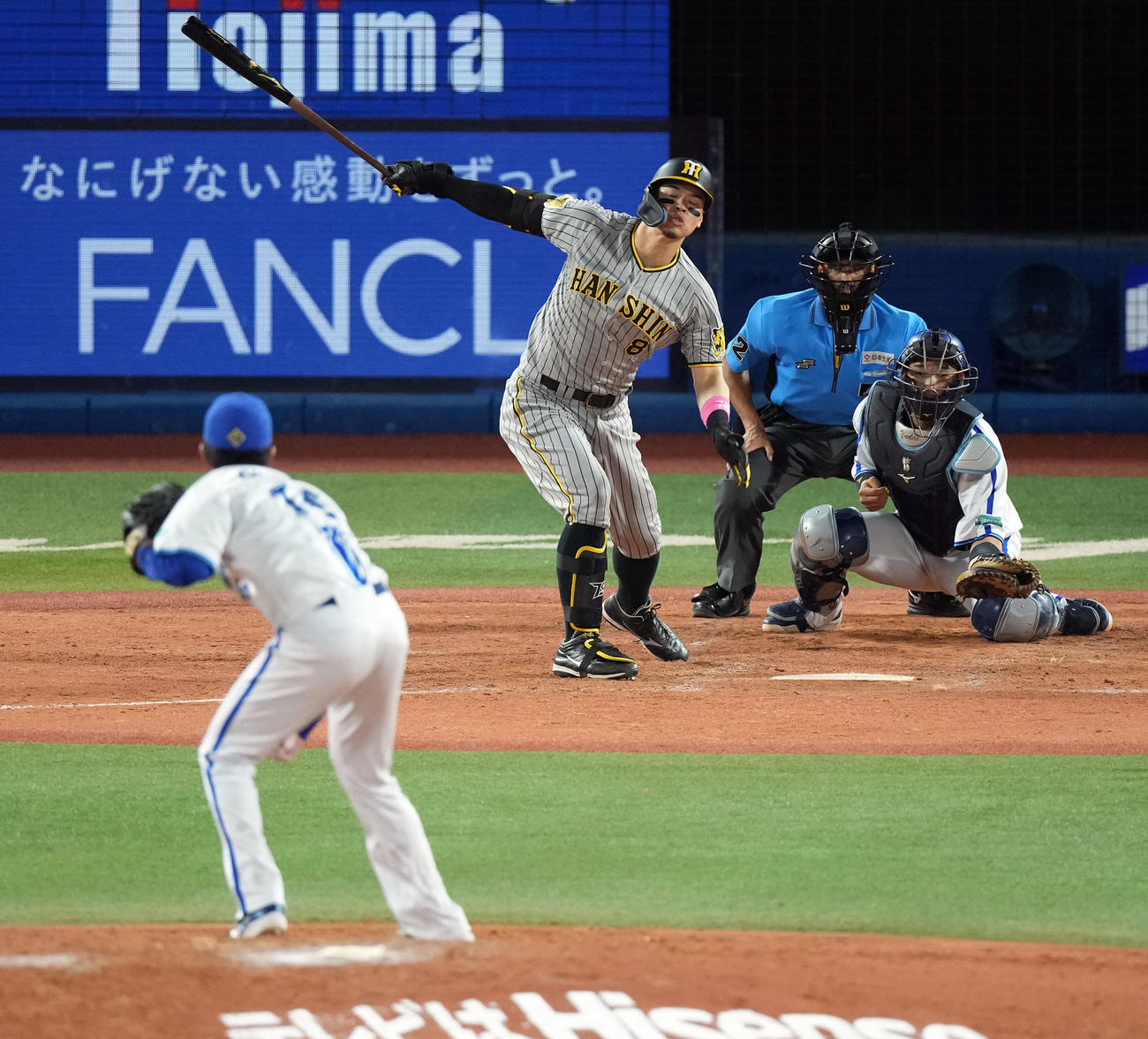 DeNA対阪神　5回表阪神2死、空振り三振に倒れる佐佐藤輝。投手大貫（撮影・たえ見朱実）