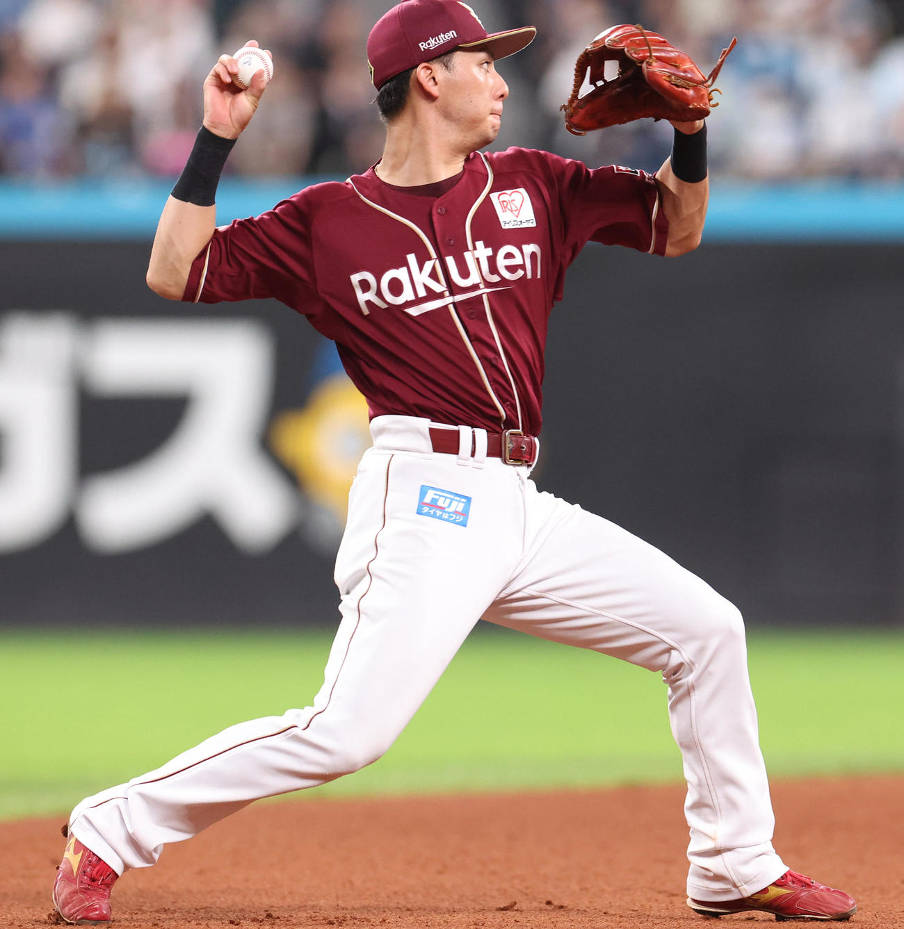 日本ハム対楽天　10回裏日本ハム2死、一塁に悪送球をする村林（撮影・佐藤翔太）