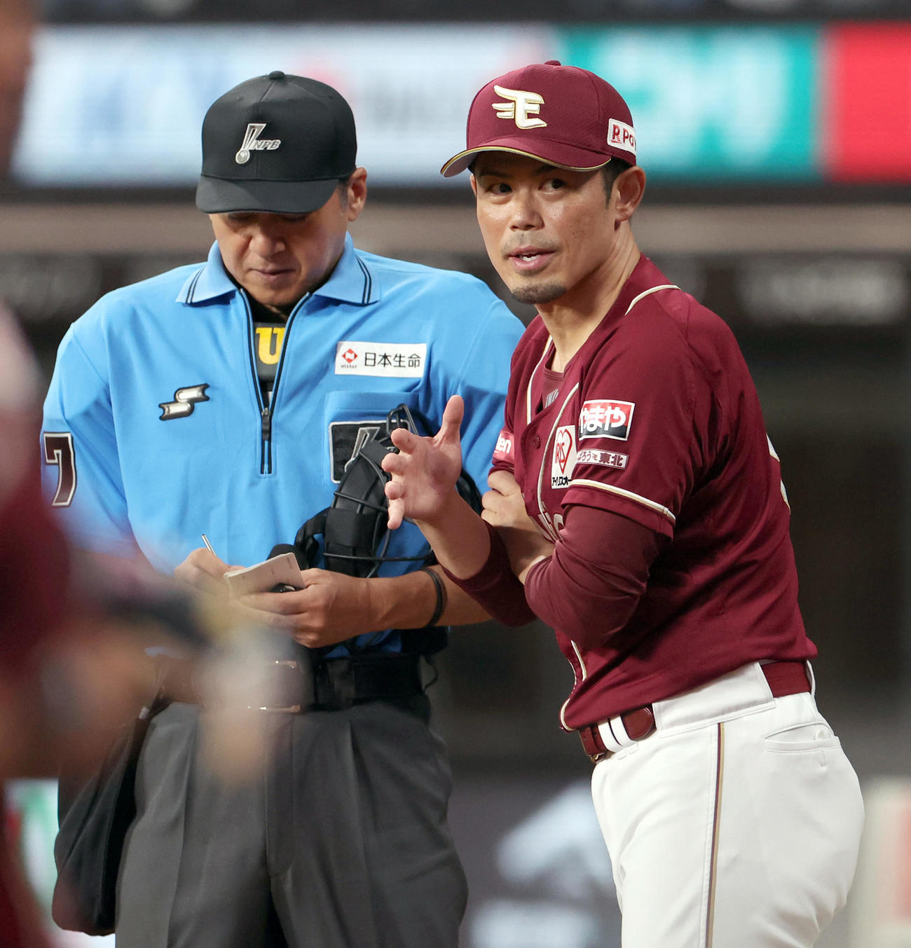 日本ハム対楽天　選手交代を告げる楽天今江監督（撮影・佐藤翔太）