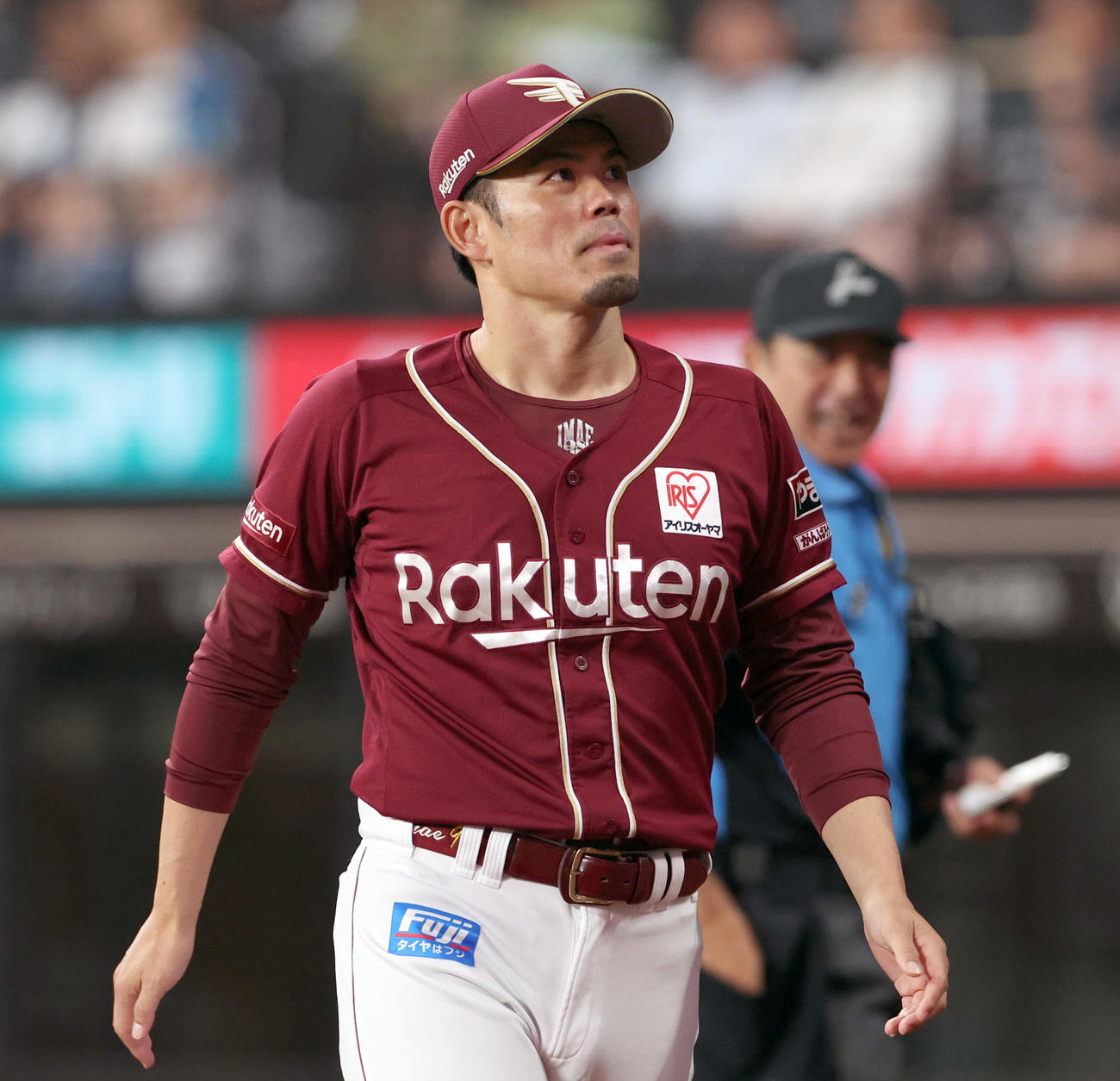日本ハム対楽天　選手交代を告げる楽天今江監督（撮影・佐藤翔太）