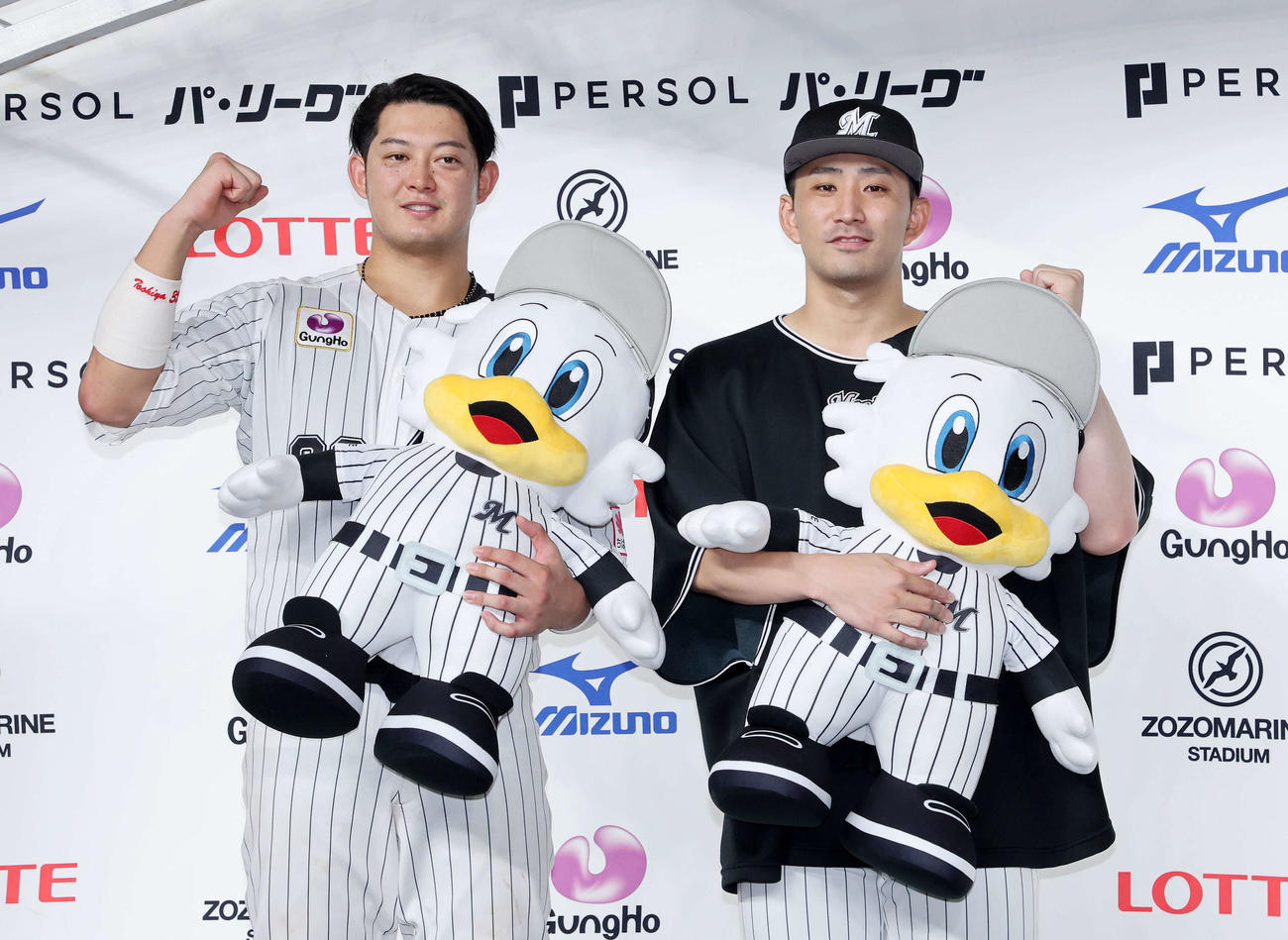 ロッテ対西武　勝利しガッツポーズするロッテ佐藤（左）と小島（撮影・鈴木正人）