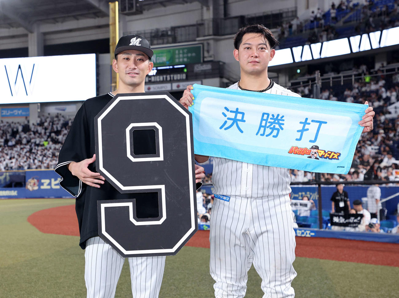 ロッテ対西武　笑顔を見せる9勝目を挙げたロッテ小島（左）と決勝打を放った佐藤（撮影・鈴木正人）