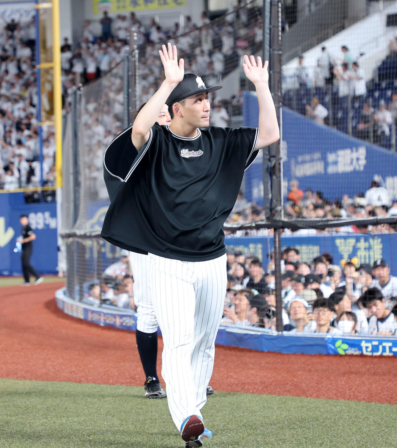 ロッテ対西武　勝利しファンに手を振り引き揚げるロッテ小島（撮影・鈴木正人）