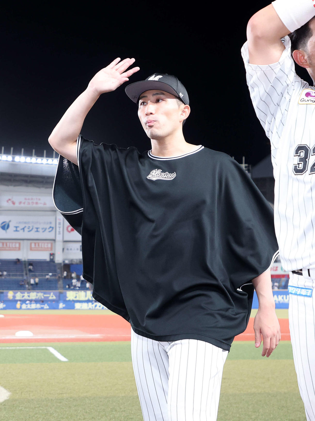 ロッテ対西武　勝利しファンに手を振り引き揚げるロッテ小島（撮影・鈴木正人）