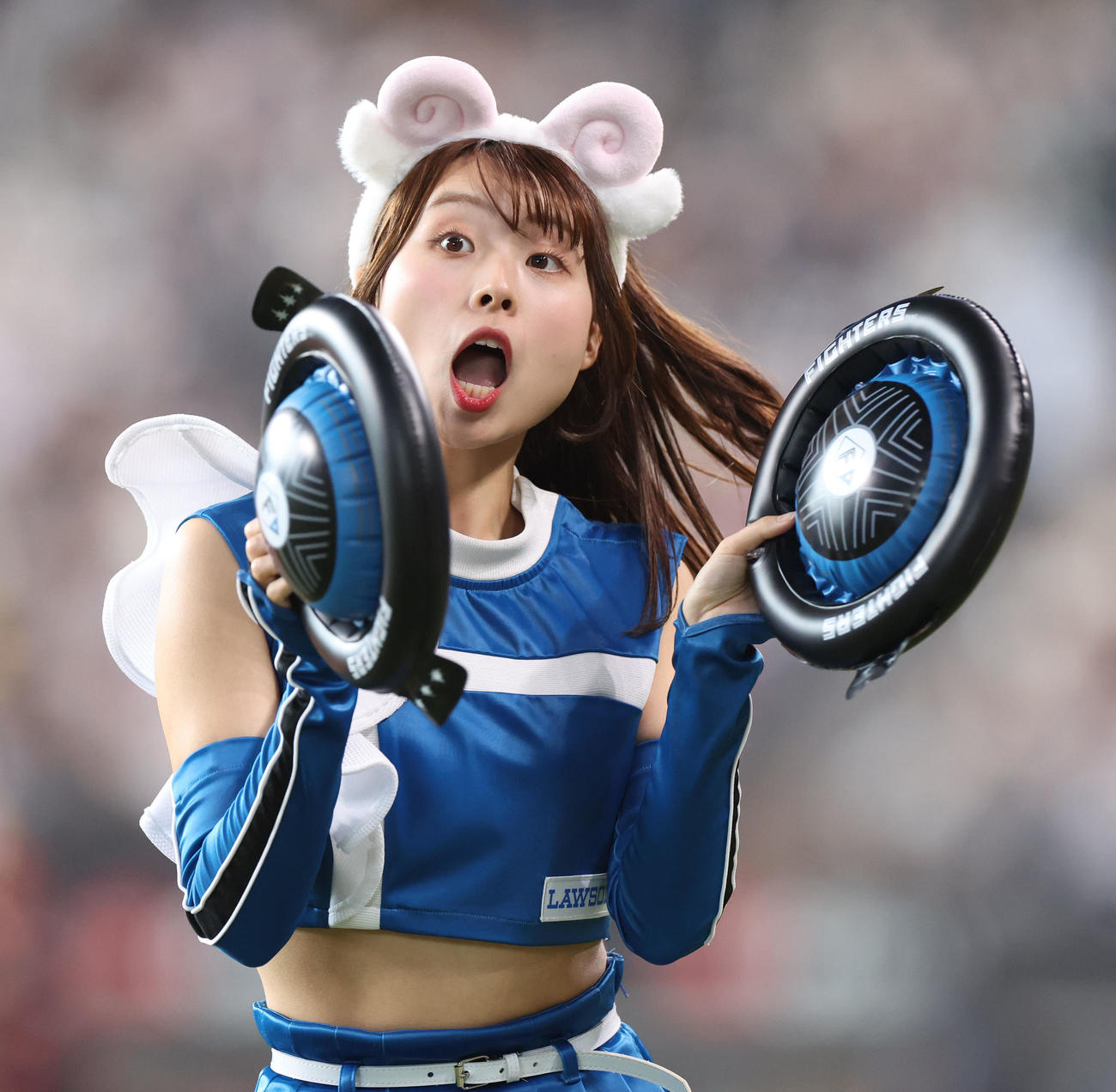 「ジンギスカンダンス」を踊るファイターズガールの上村優菜