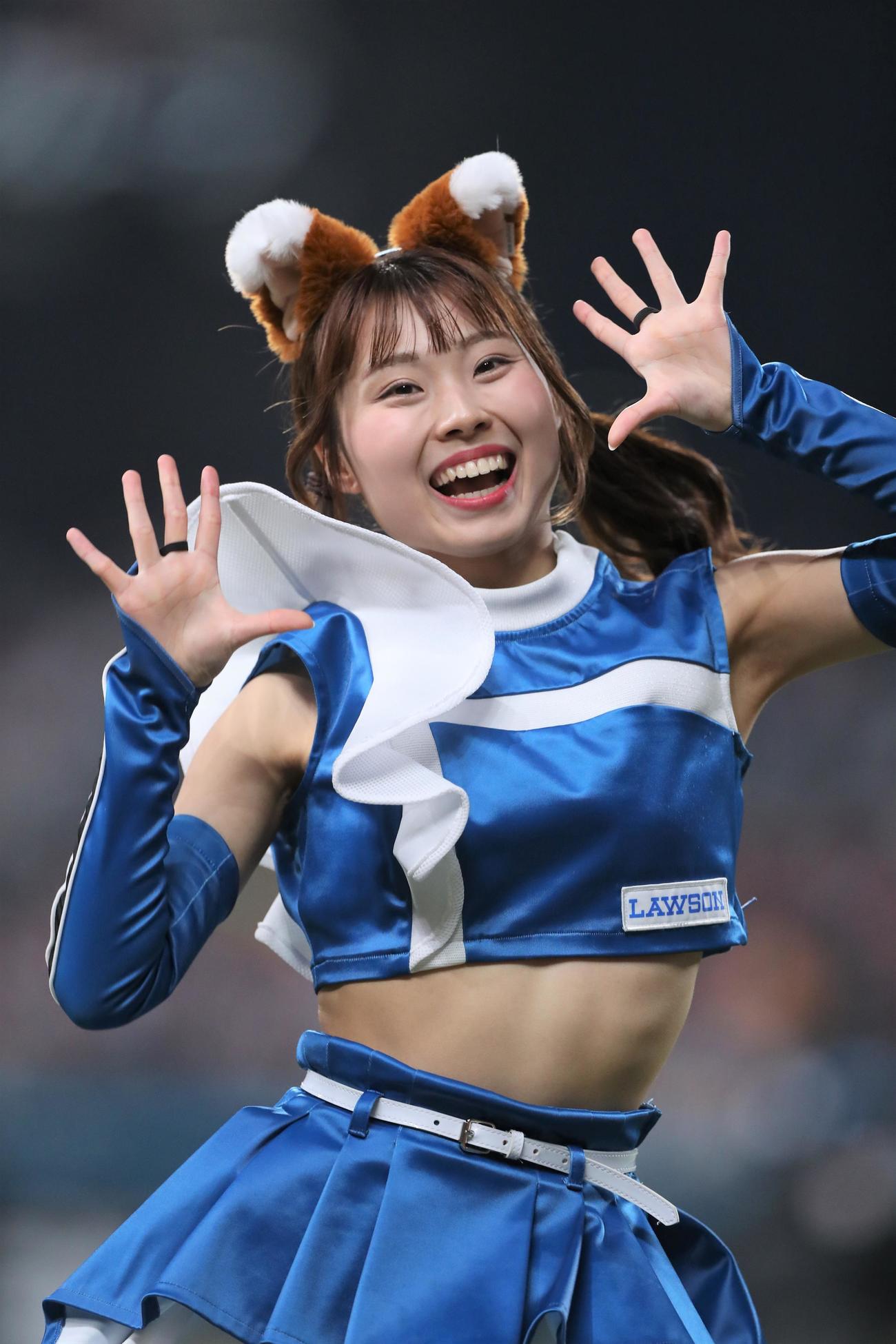 日本ハム　きつねダンスを踊るファイターズガールの上村優菜
