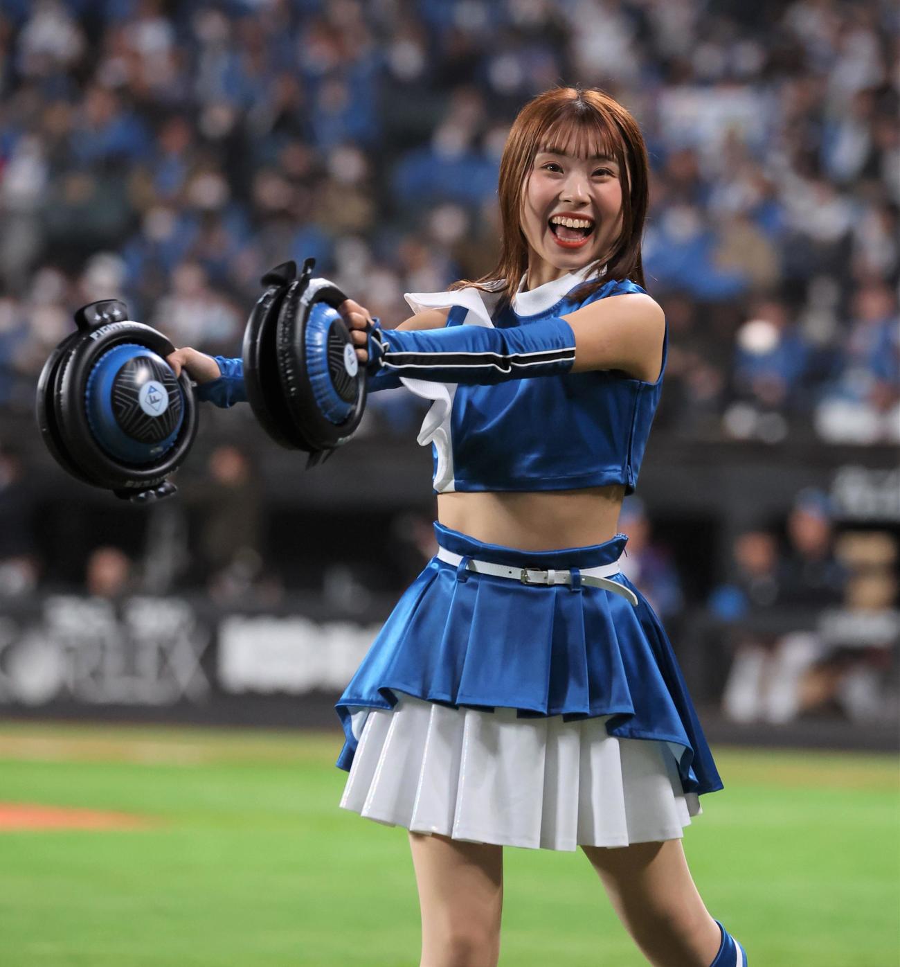 日本ハム　ダンスを踊るファイターズガールの上村優菜