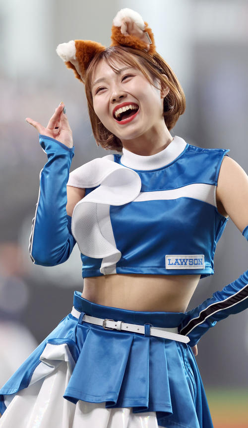 エスコンフィールドでパフォーマンスを行うファイターズガール上村優菜