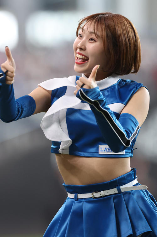 日本ハム対オリックス　ダンスを披露するファイターズガールの上村優菜