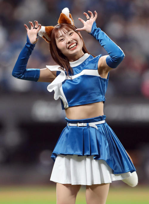 「きつねダンス」を踊るファイターズガールの上村優菜