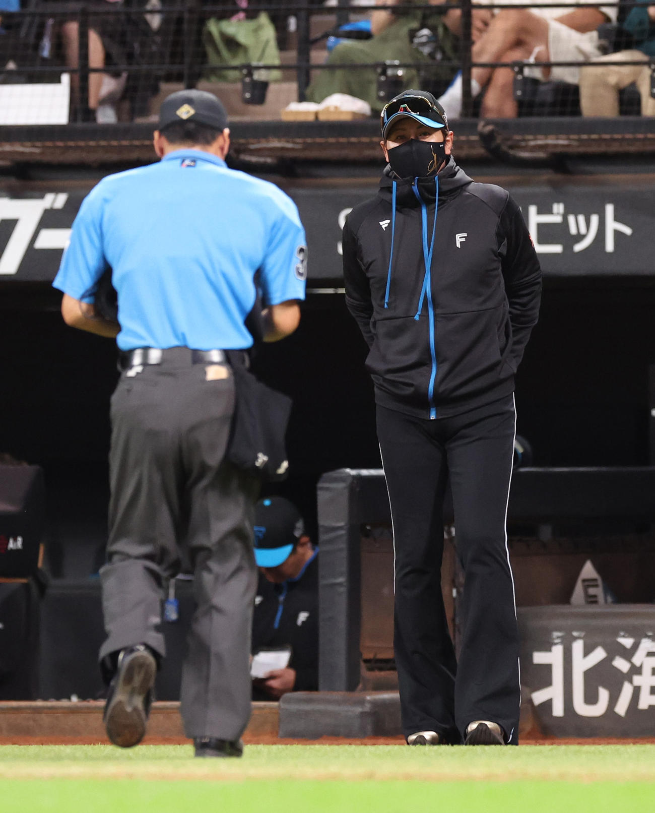 日本ハム対楽天　6回表、選手交代をする新庄監督（撮影・佐藤翔太）