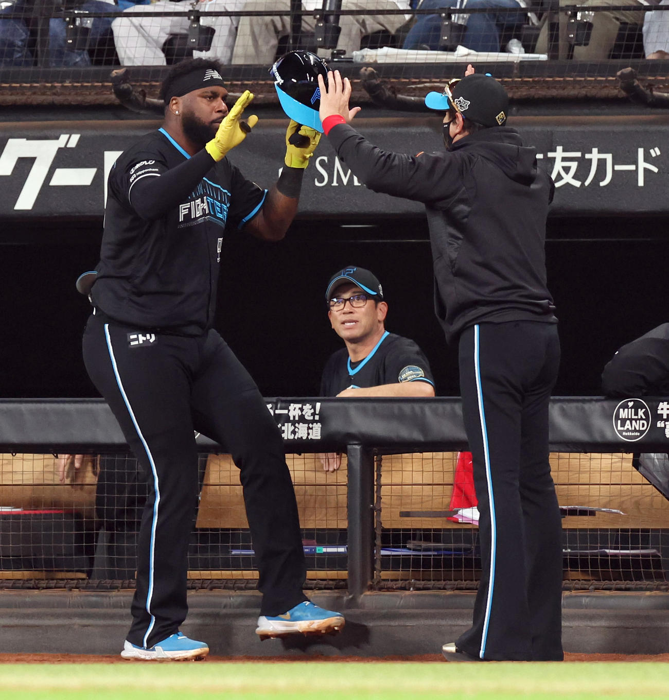 日本ハム対楽天　9回裏日本ハム1死一塁、同点となる適時二塁打を放ったレイエス（左）を出迎える新庄監督（撮影・佐藤翔太）