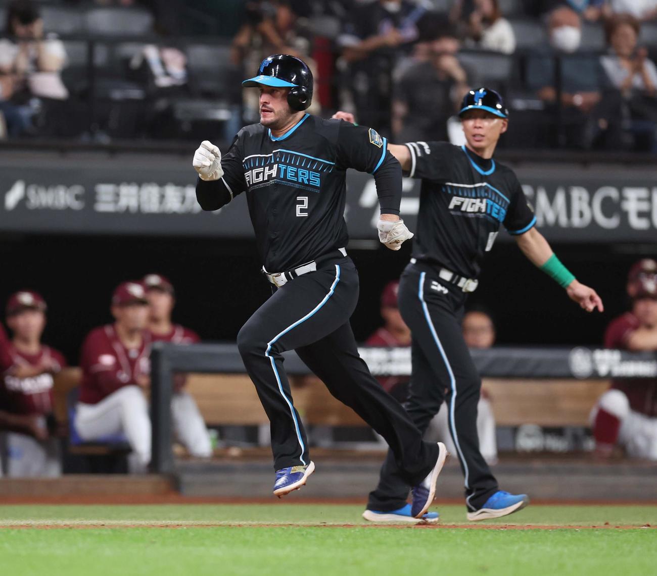 日本ハム対楽天　12回裏日本ハム2死一塁、石井の右中間の二塁打で一塁走者マルティネスが本塁へ向かうもアウトになる（撮影・黒川智章）