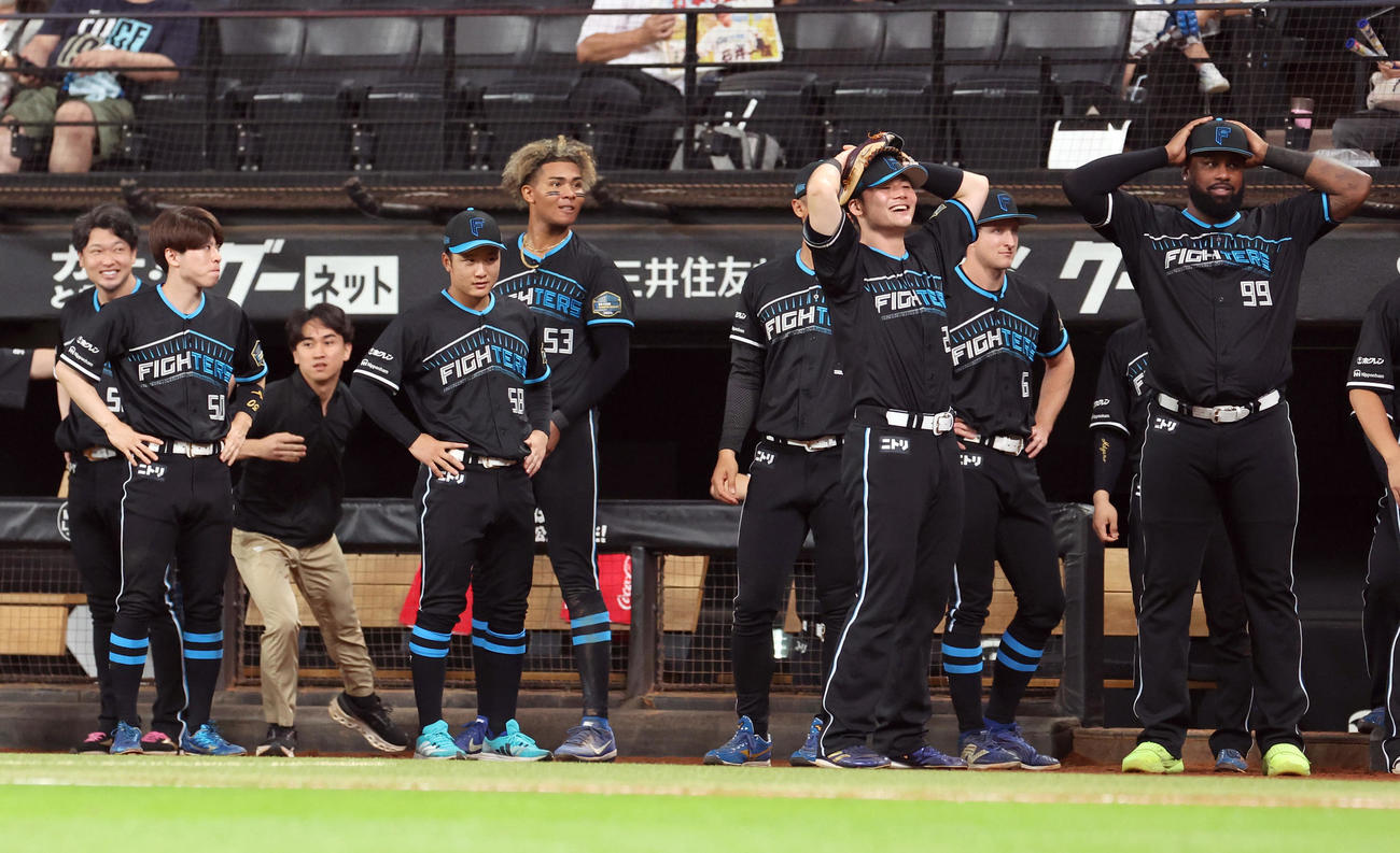 日本ハム対楽天　12回裏日本ハム2死一塁、石井の二塁打で生還を試みるもマルティネスがタッチアウトになり頭をかかえる清宮（中央右）とレイエス（撮影・佐藤翔太）