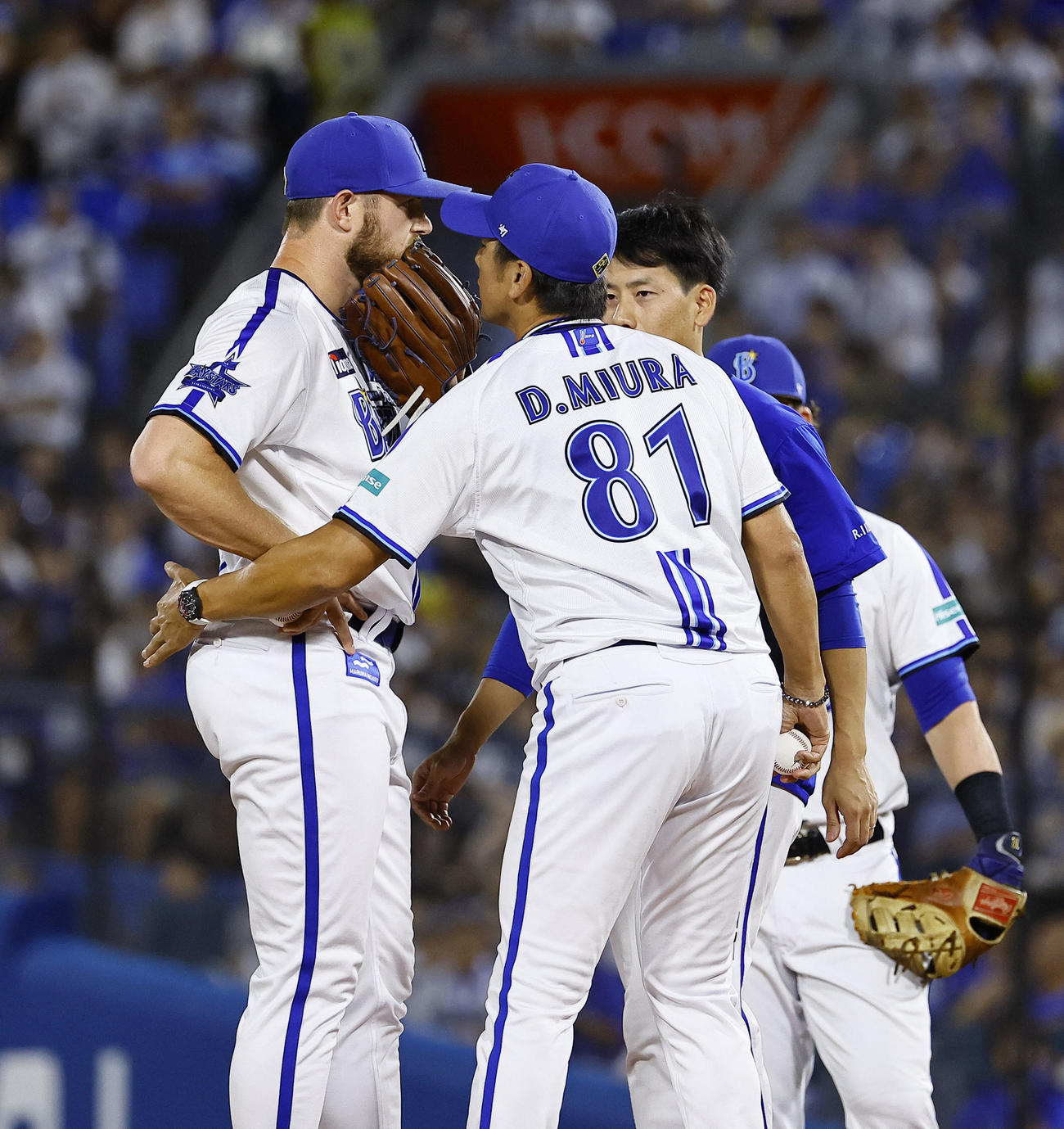 DeNA対阪神　7回途中、三浦監督に声をかけられ降板するDeNAウィック（左）（撮影・藤尾明華）