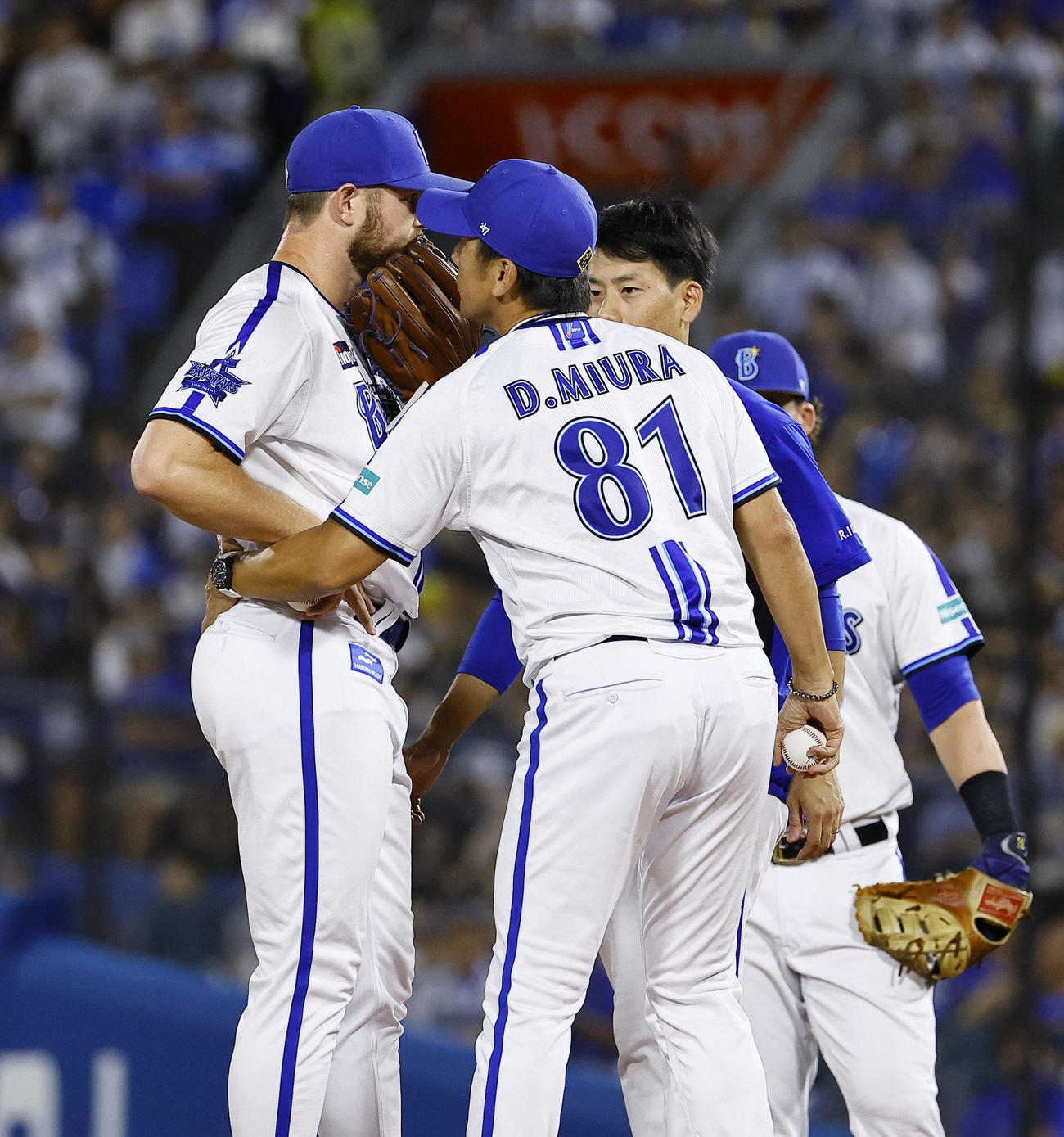 DeNA対阪神　7回途中、ウィック（左）を降板sだせるDeNA三浦監督（撮影・藤尾明華）