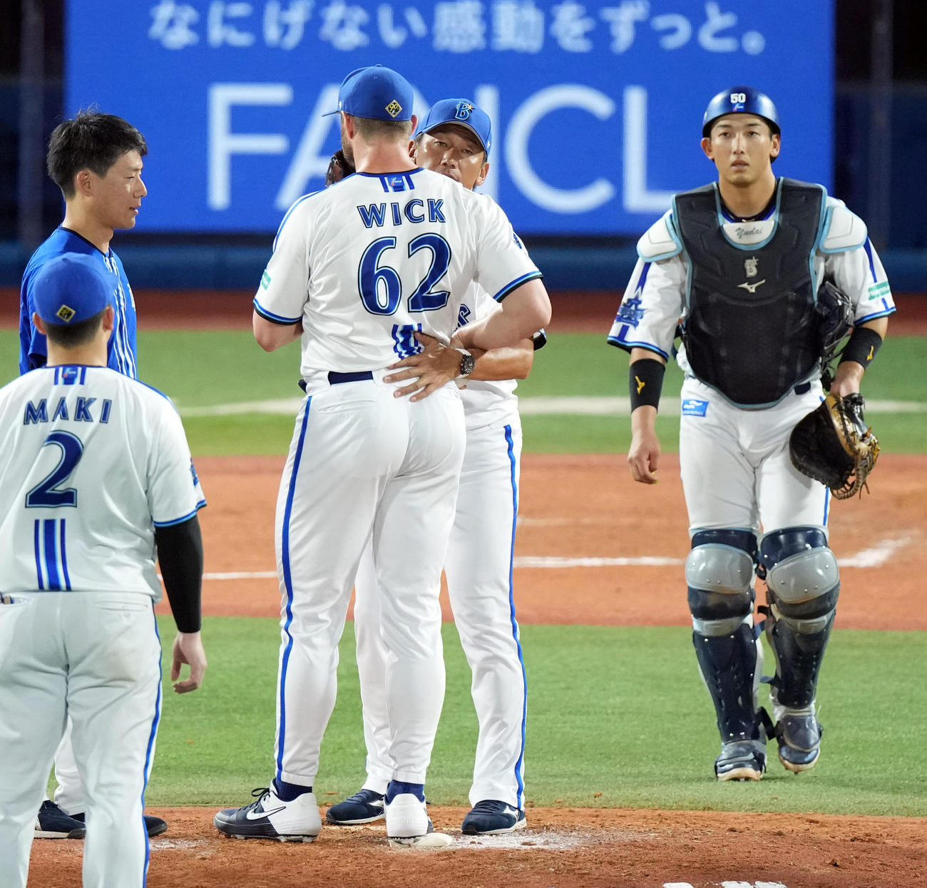 DeNA対阪神　7回表阪神無死満塁、ウィックにマウンドを降りるよう促すた三浦監督（撮影・たえ見朱実）