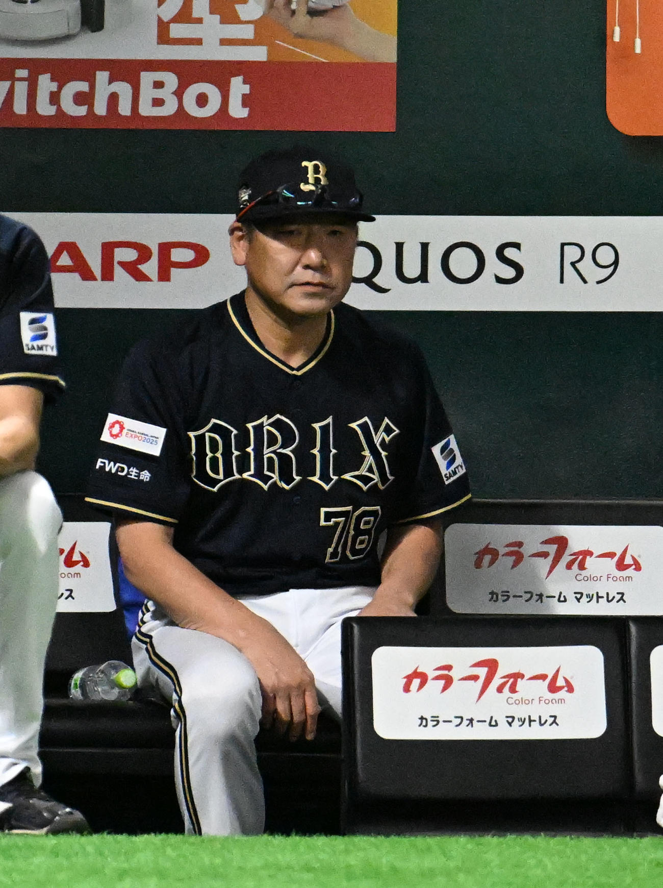 ソフトバンク対ロッテ　6回表、試合を見守る中嶋監督（撮影・林敢治）