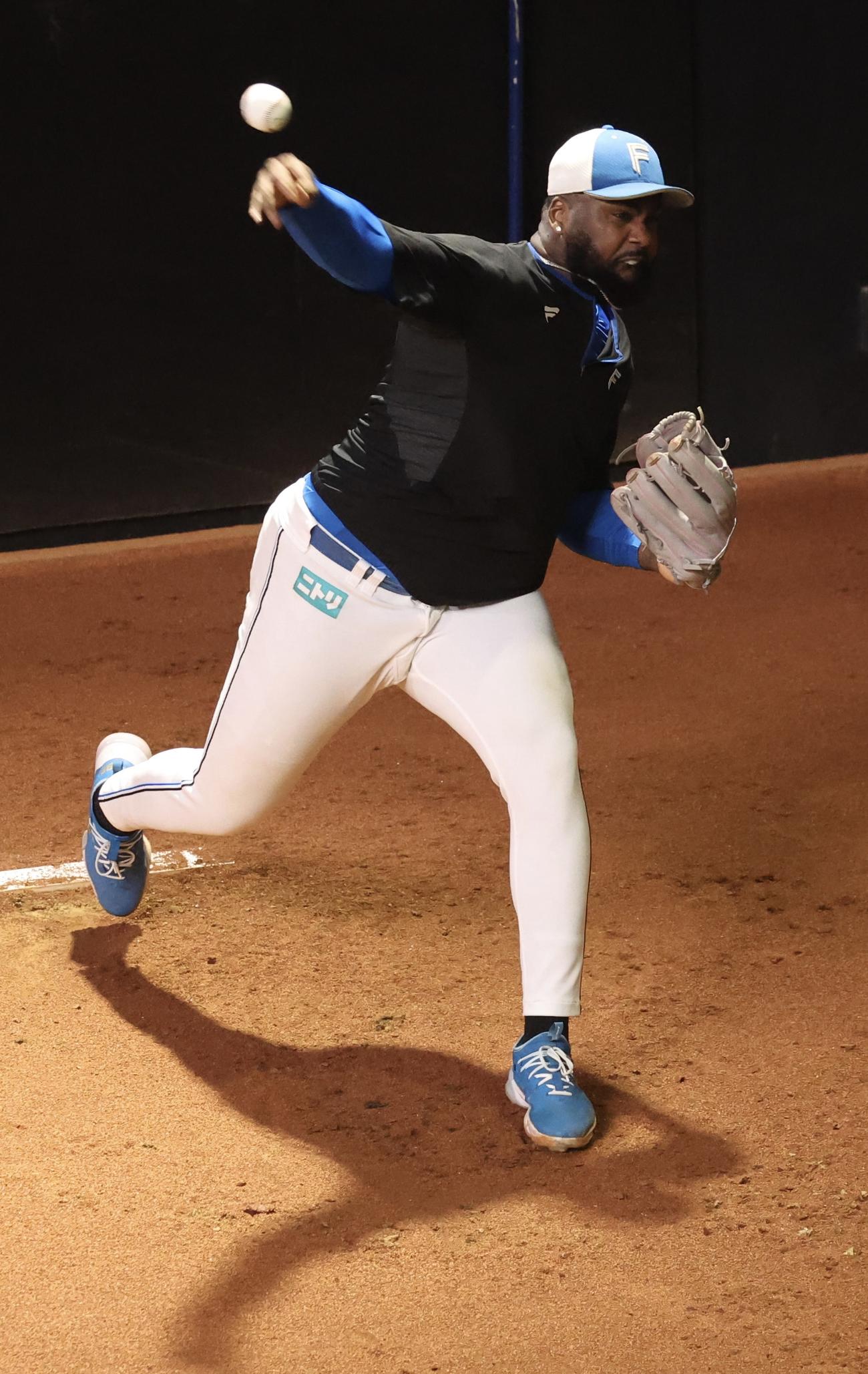 日本ハム対楽天　ブルペンで投球練習をする日本ハム・レイエス（撮影・佐藤翔太）