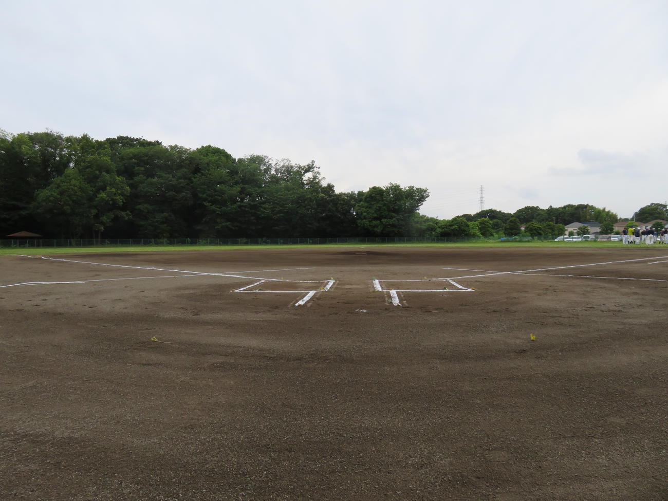 藤沢市の葛原グラウンドが舞台。時計がなく、外野には森が広がる夢の空間