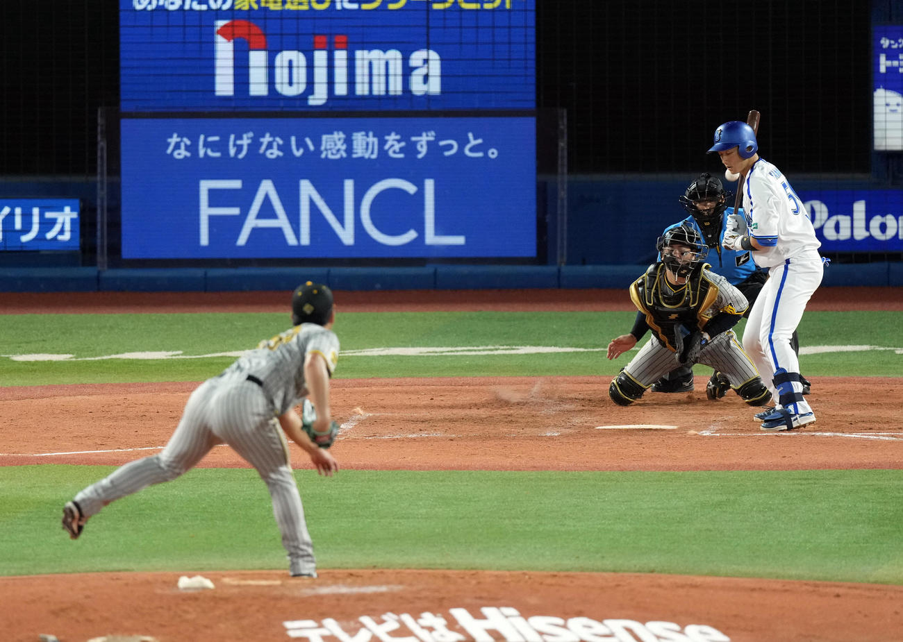 DeNA対阪神　3回裏DeNA2死一、二塁、打者山本の時、暴投で失点する阪神の先発伊藤将（撮影・たえ見朱実）