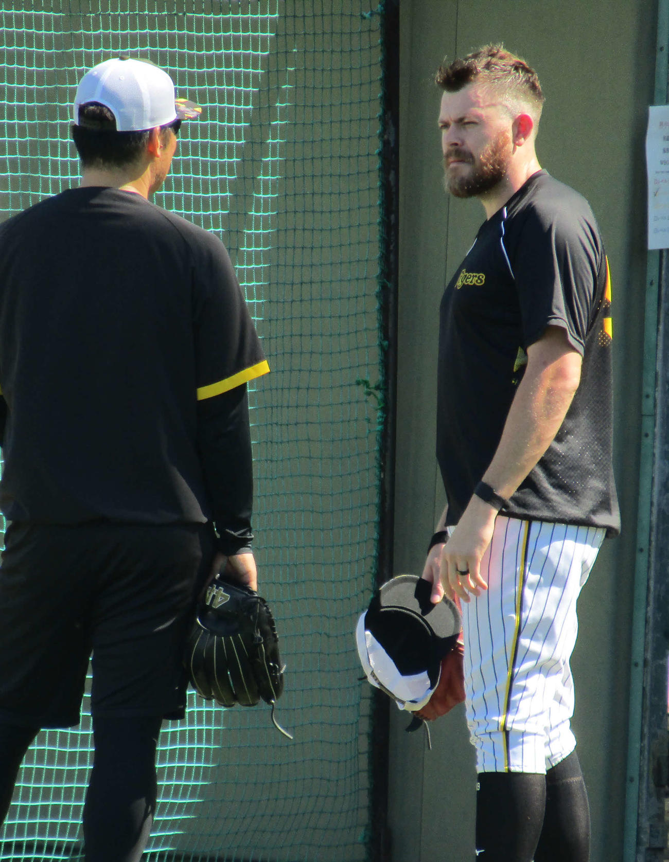 鳴尾浜で調整した阪神・ビーズリー（右）＝撮影・高垣誠