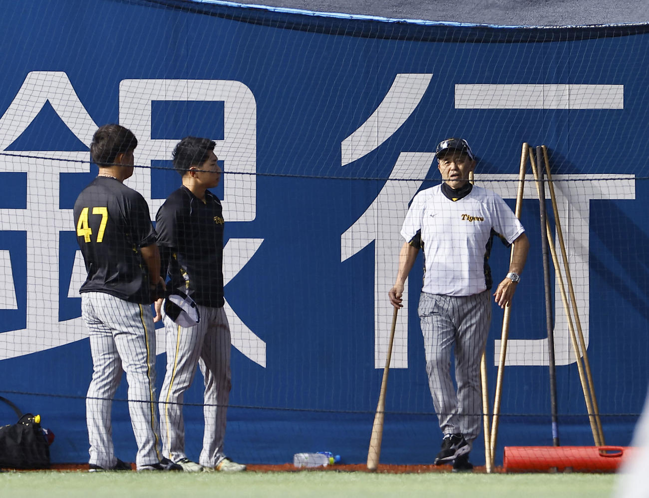 DeNA対阪神　桐敷（左）、石井と話をする阪神岡田監督（右）（撮影・藤尾明華）