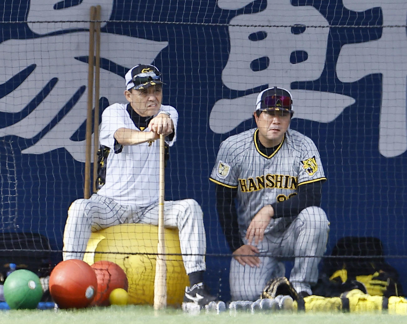 DeNA対阪神　安藤投手コーチ　（右）と話をする阪神岡田監督（撮影・藤尾明華）