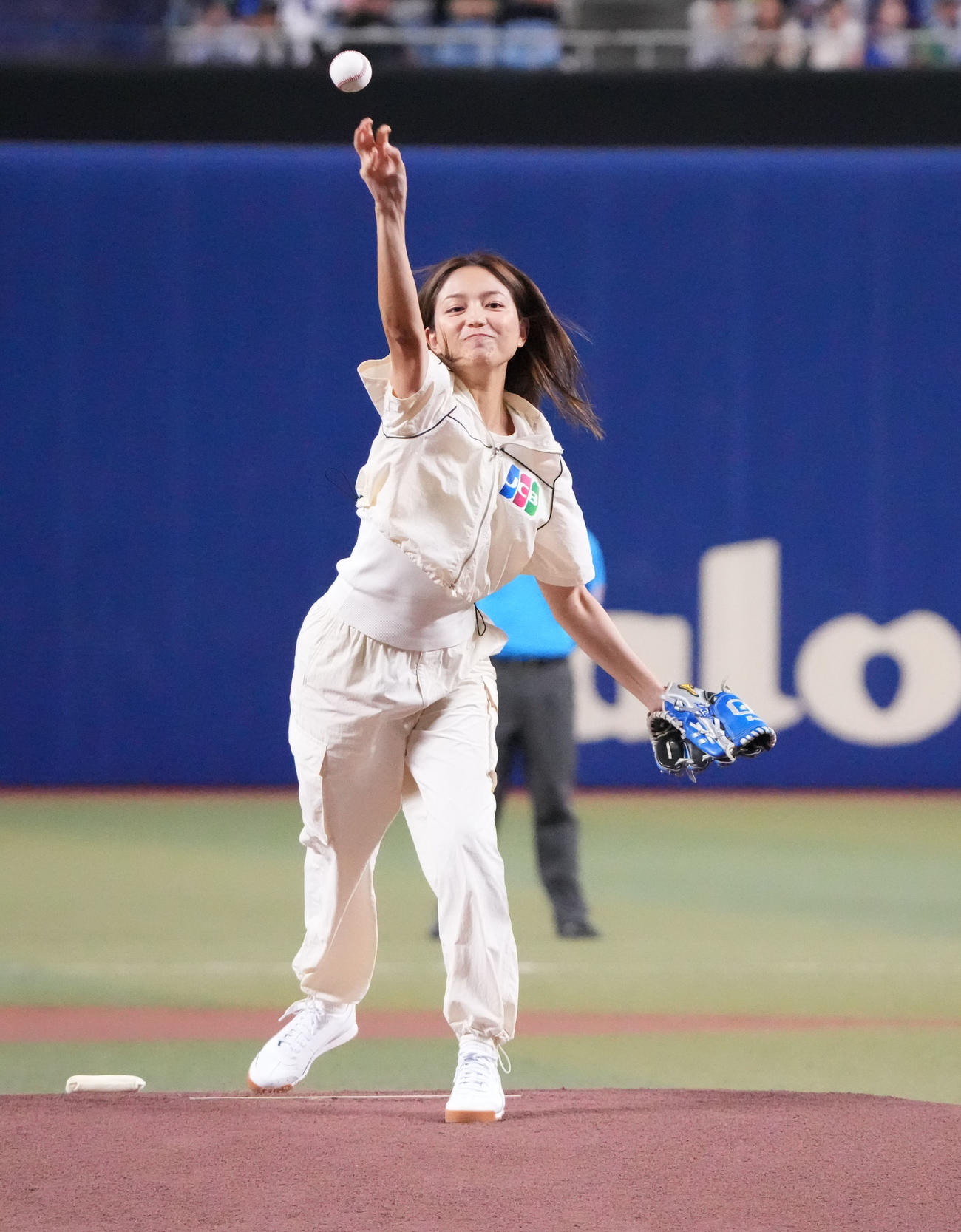 中日対広島　試合前、始球式を行う川口春奈（撮影・森本幸一）