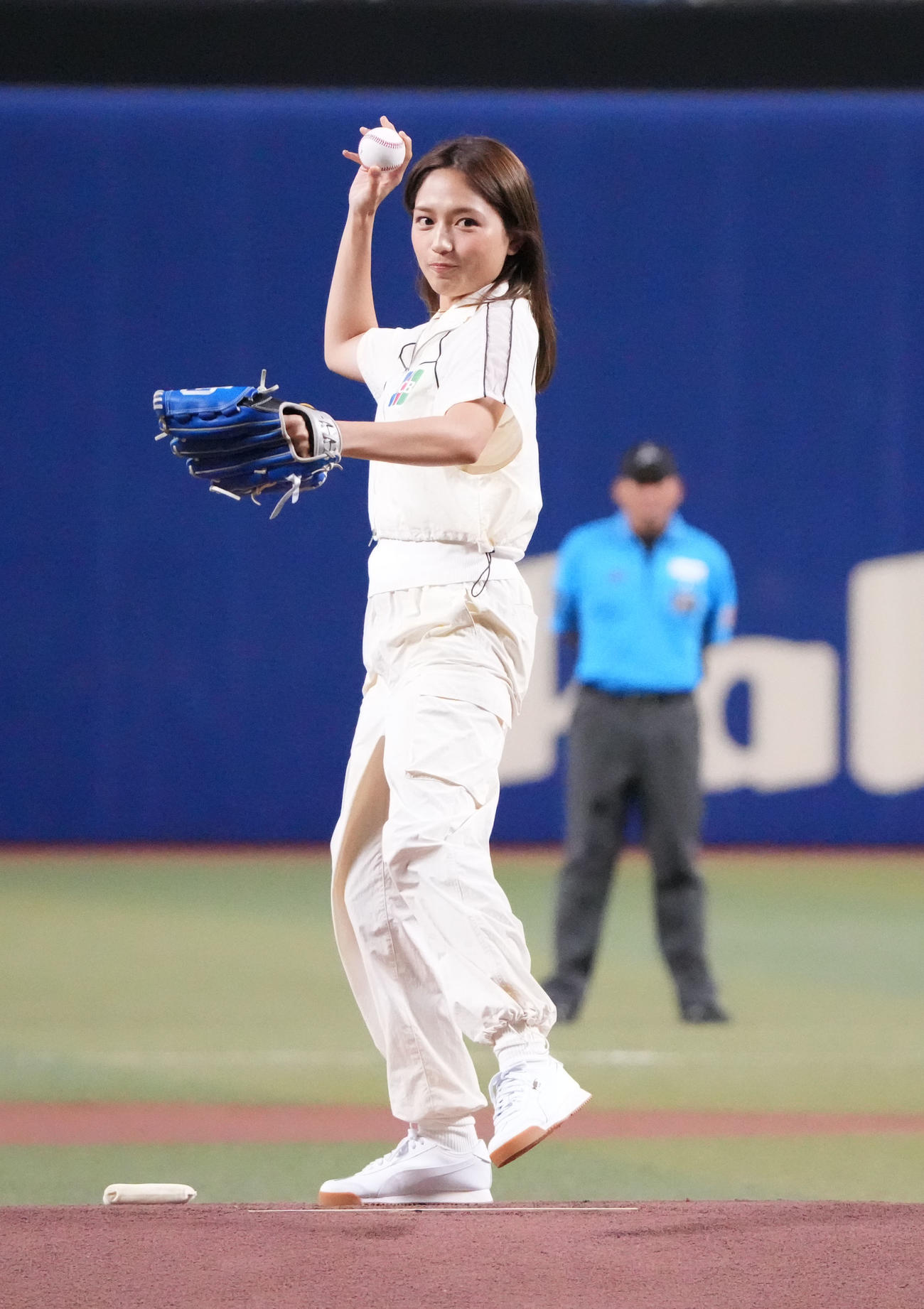 中日対広島　試合前、始球式を行う川口春奈（撮影・森本幸一）