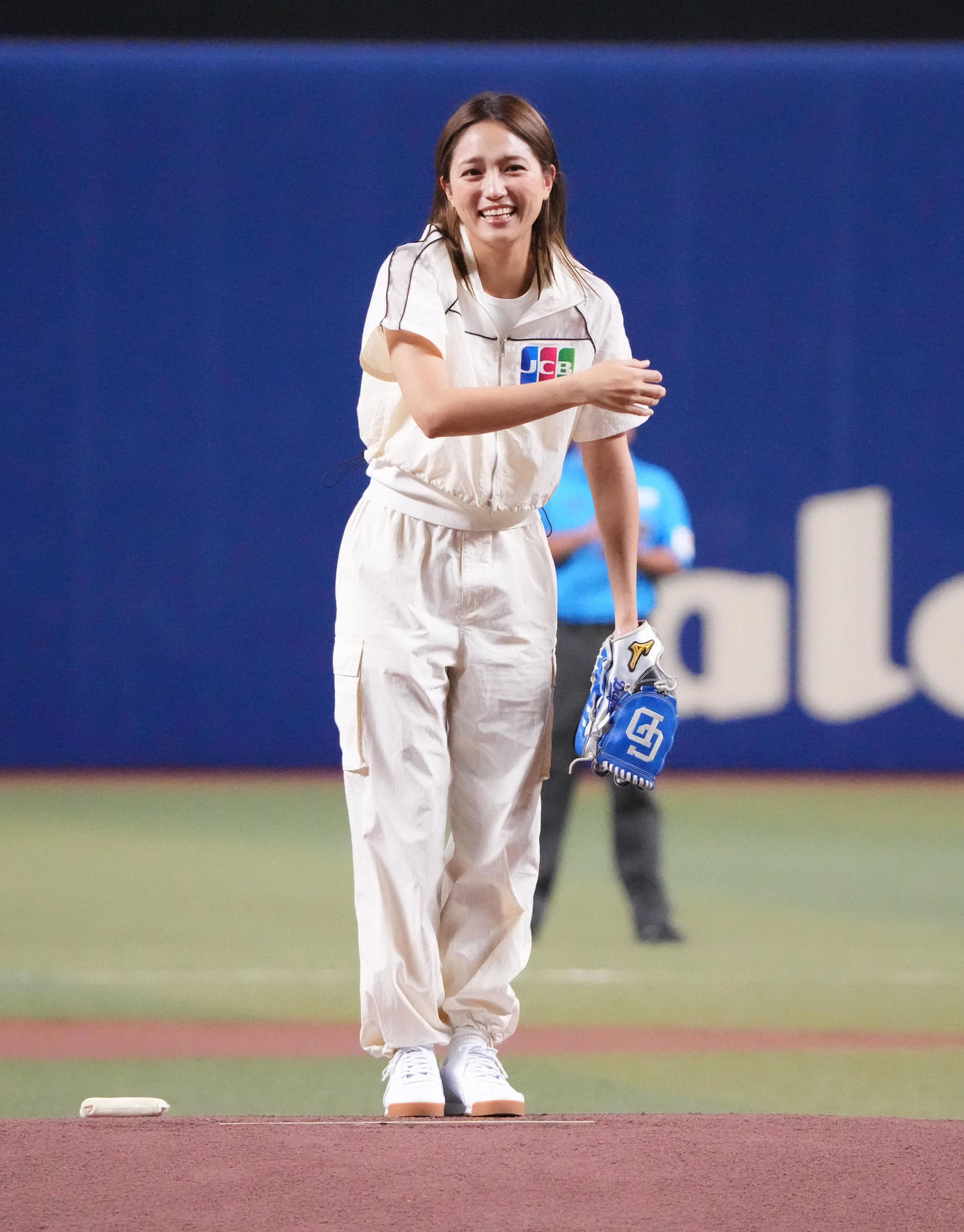 中日対広島　試合前、始球式を行った川口春奈（撮影・森本幸一）