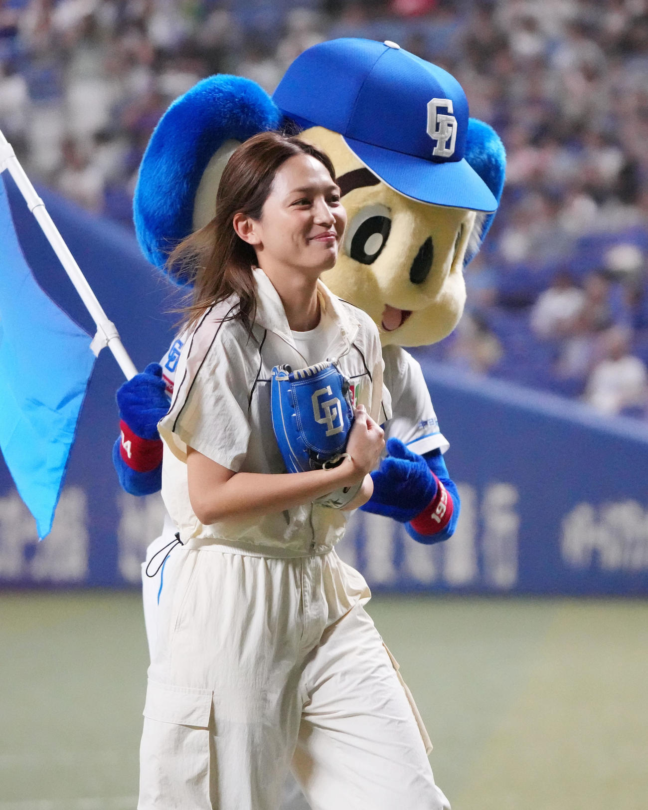 中日対広島　試合前、始球式を行った川口春奈（撮影・森本幸一）