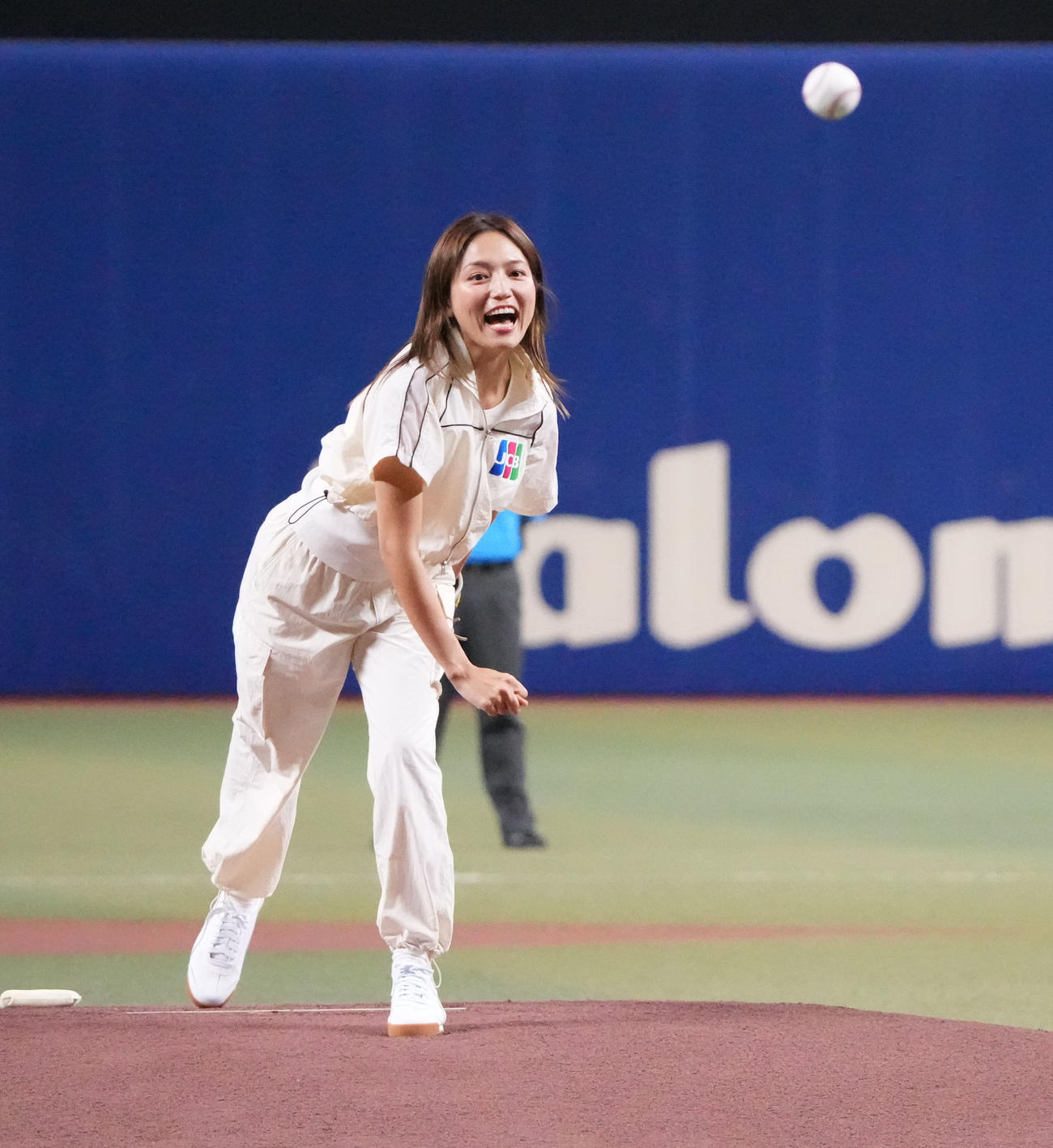 中日対広島　試合前、始球式を行う川口春奈（撮影・森本幸一）