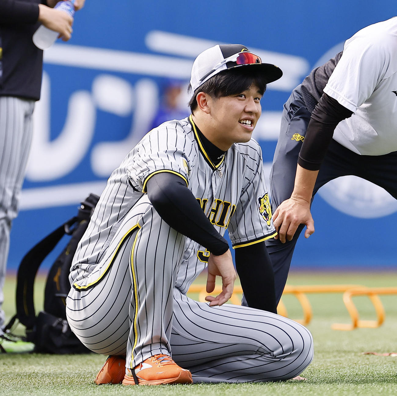 DeNA対阪神　リラックスした表情を見せる阪神才木（撮影・藤尾明華）