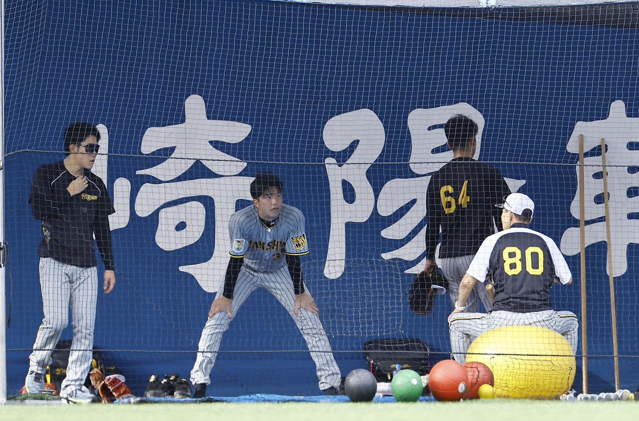 DeNA対阪神　才木（中央）らと話をする阪神岡田監督（80）（撮影・藤尾明華）