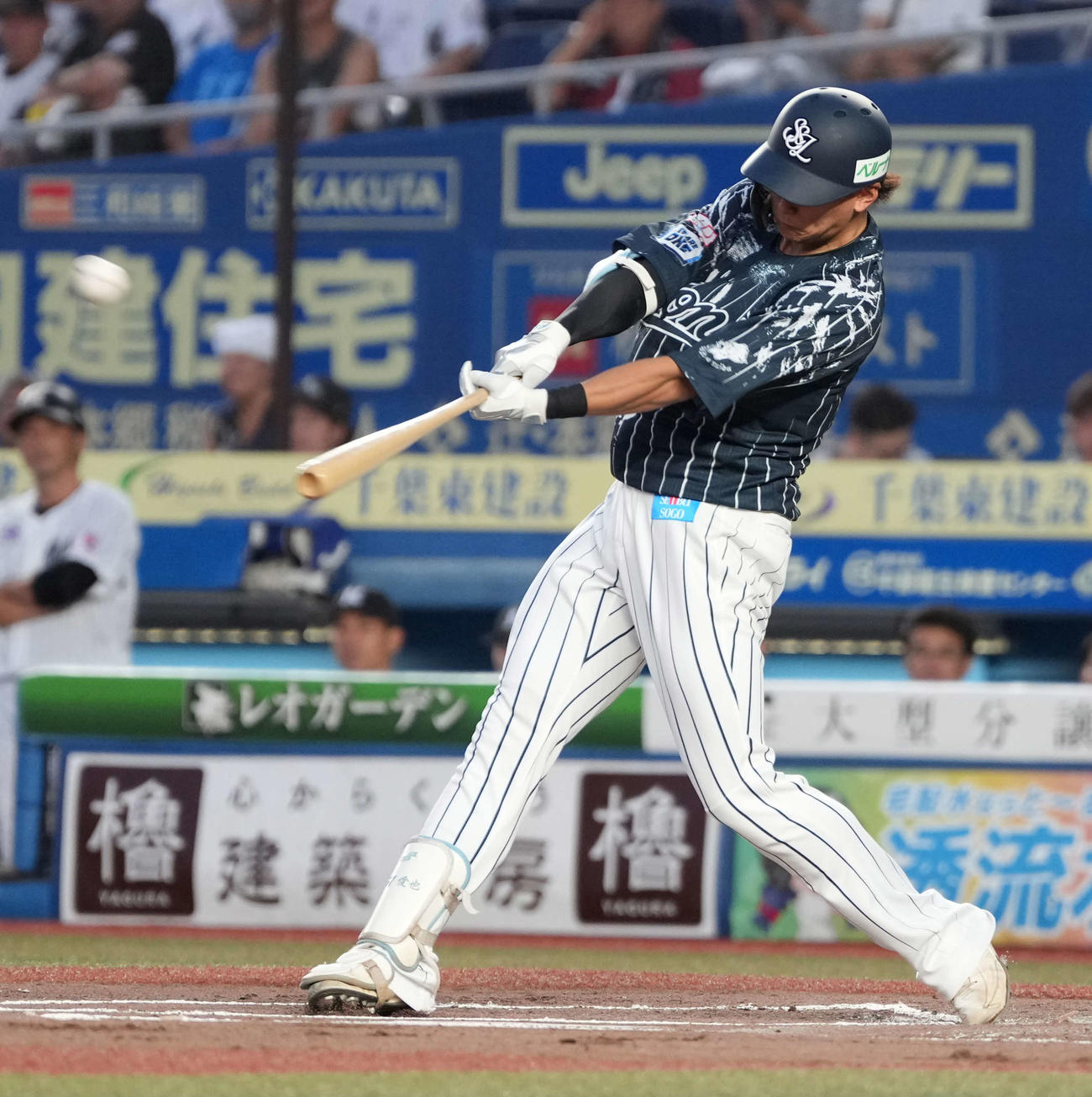 ロッテ対西武　1回表西武無死二塁、西川は右越えに2点本塁打を放つ（撮影・小沢裕）