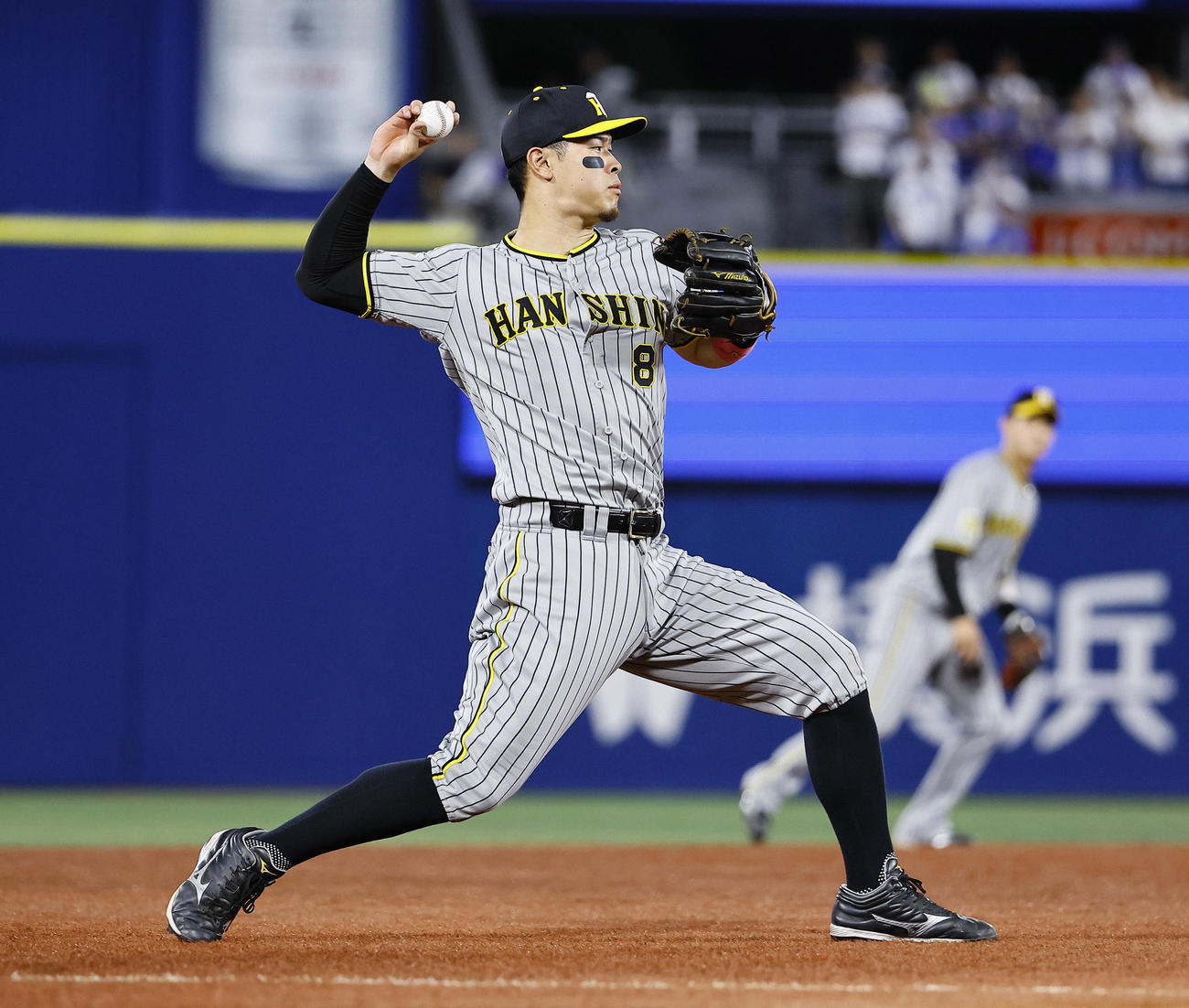 DeNA対阪神　2回裏DeNA1死、宮崎の三ゴロで一塁へ悪送球する佐藤輝（撮影・藤尾明華）