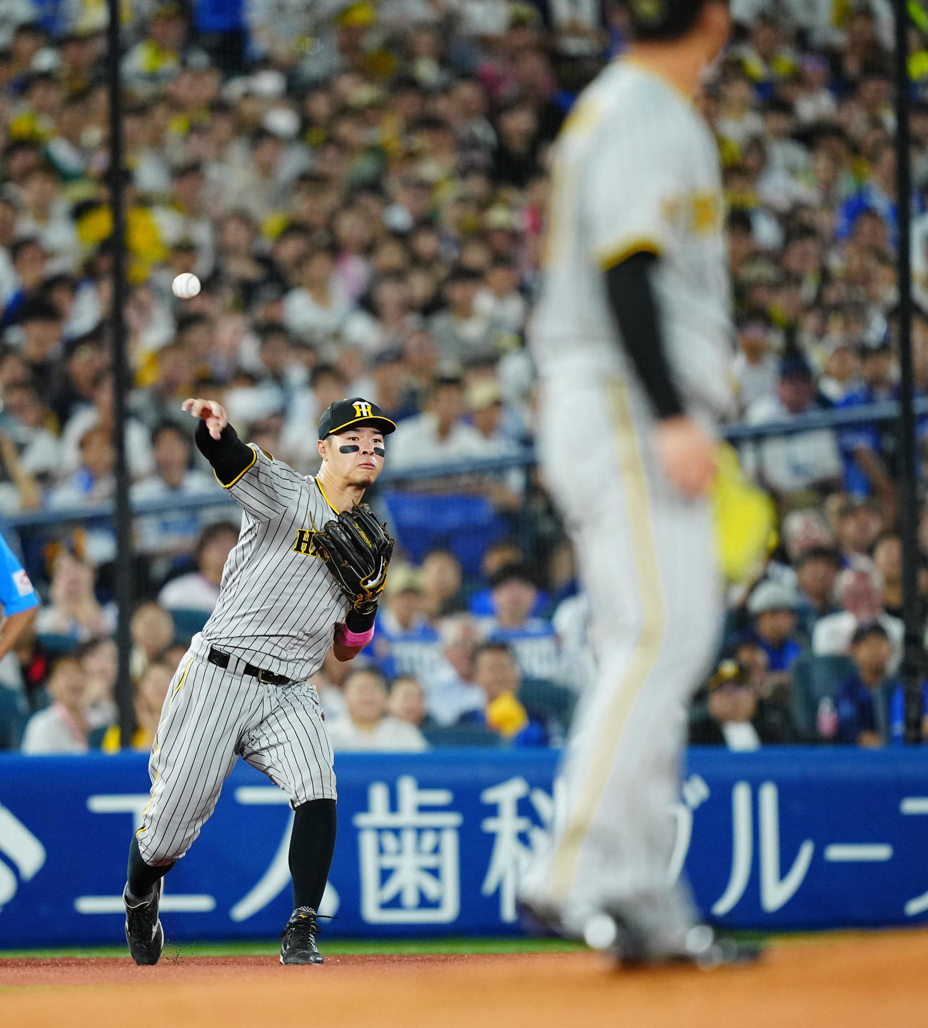 DeNA対阪神　2回裏DeNA1死、宮崎敏郎の打球を一塁へ悪送球する佐藤輝（撮影・垰建太）