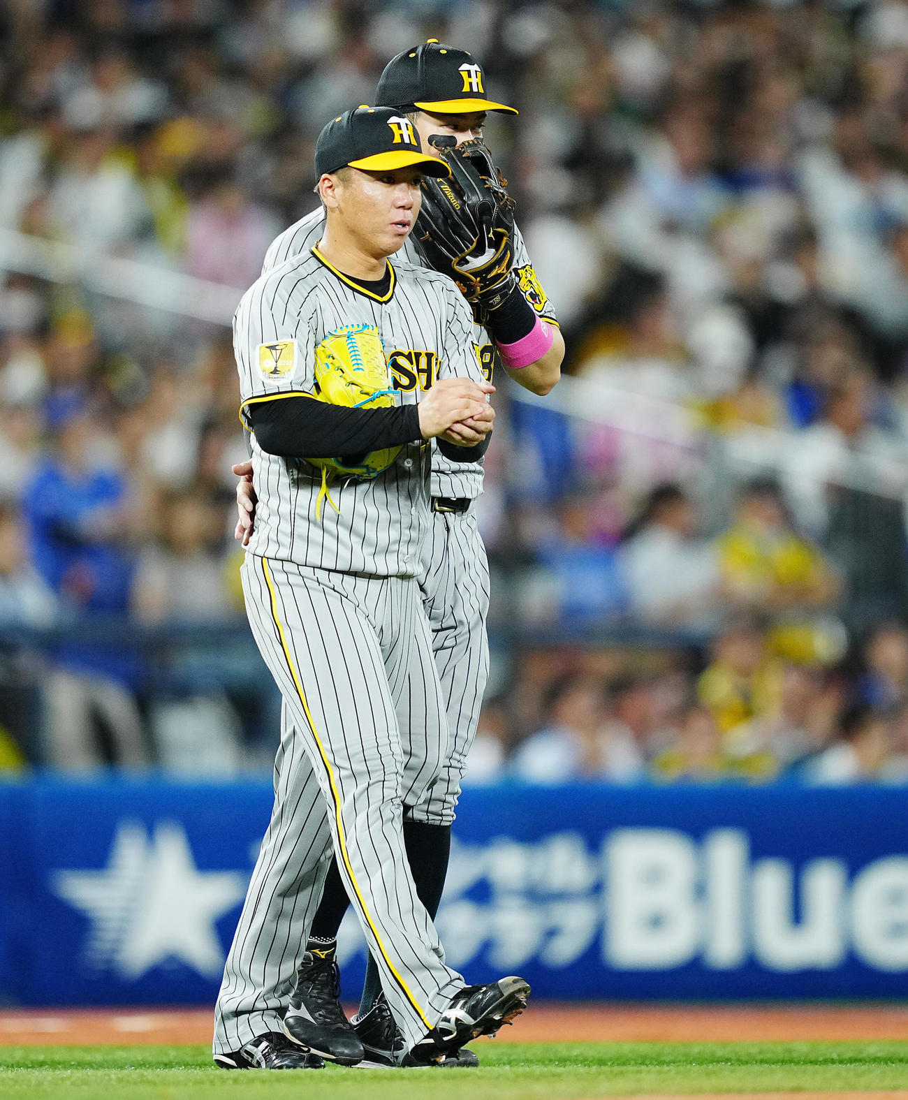 DeNA対阪神　3回裏DeNA1死二塁、蝦名達夫に適時打を許し佐藤輝（後方）と言葉を交わす村上（撮影・垰建太）