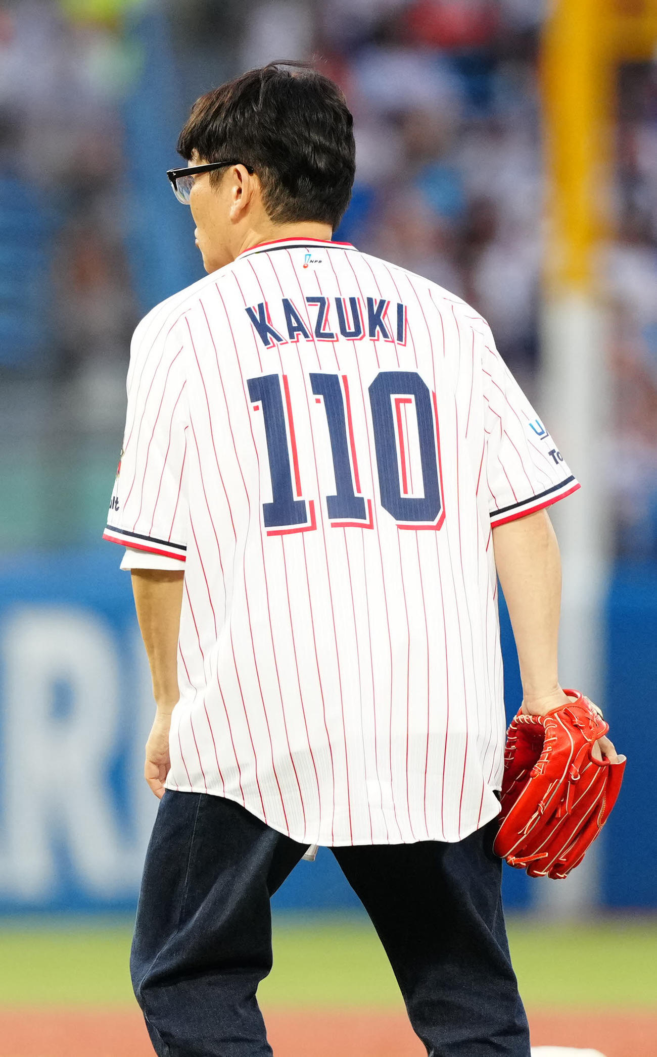 ヤクルト対巨人　試合前、試合前、始球式に臨む「ずん」の飯尾和樹（撮影・江口和貴）