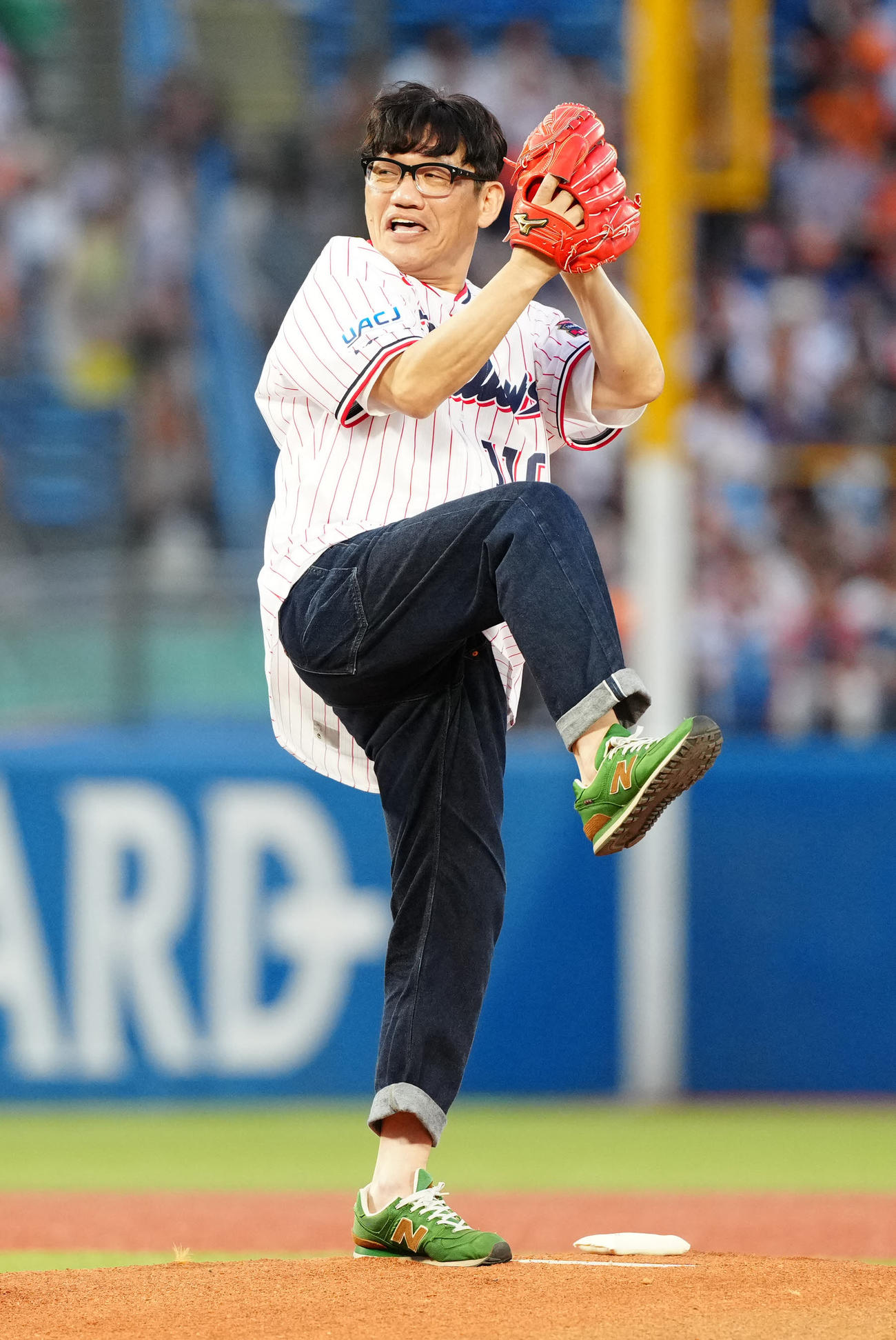 ヤクルト対巨人　始球式に臨む「ずん」の飯尾和樹（撮影・江口和貴）