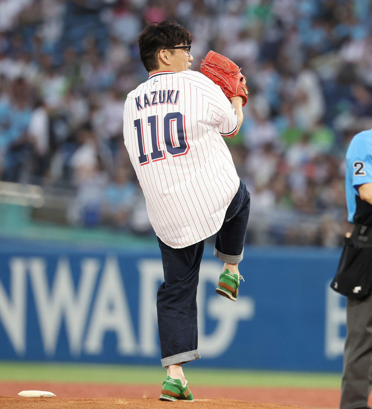ヤクルト対巨人　試合前、始球式で投球するずん飯尾和樹（撮影・宮地輝）